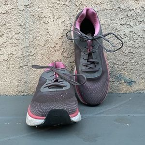 Women’s Shoes. Available pick up only in Los Angeles and Carson California